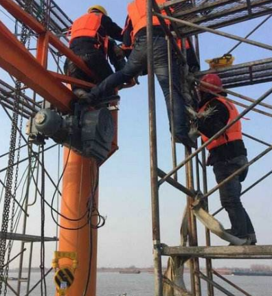 冠航電動葫蘆給青少年活動中心吊運幕墻玻璃