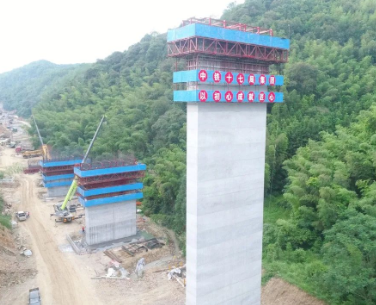 大廣高速擴容工程立橋墩時使用鋼絲繩電動葫蘆翻升模板